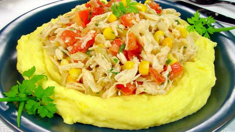 Frango caipira com pur&ecirc; de mandioquinha