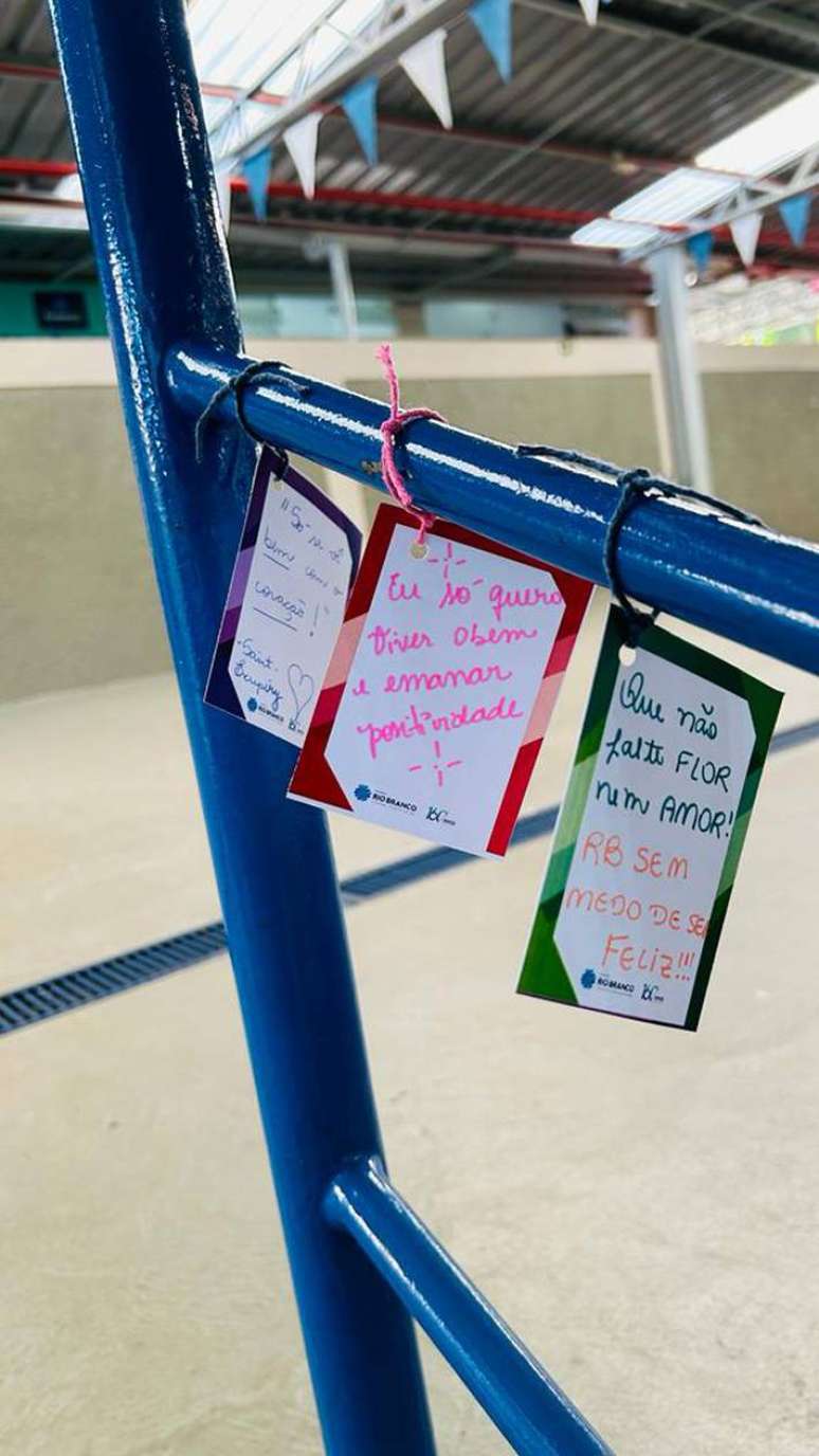 Estudantes do colégio Rio Branco, de Campinas, escrevem e penduram mensagens de paz pelos espaços da escola.