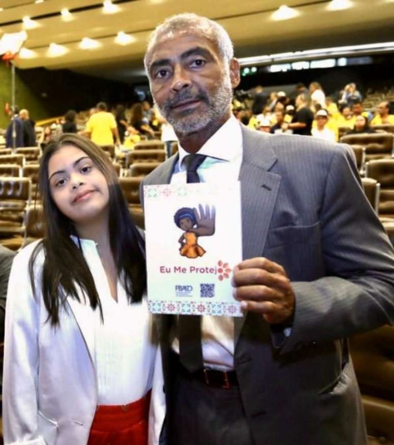 Rom&aacute;rio e sua filha Ivy durante evento de celebra&ccedil;&atilde;o do Dia Internacional da S&iacute;ndrome de Down no Senado Federal, em Bras&iacute;lia