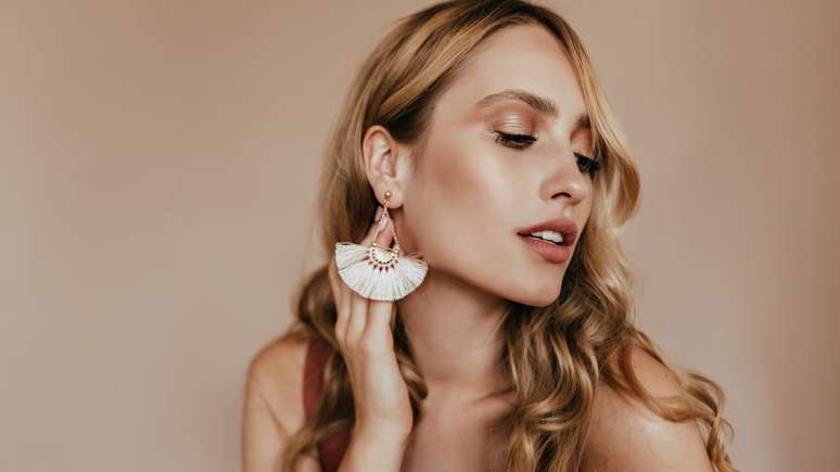 Ideal earring for every face: see which type corresponds to yours!