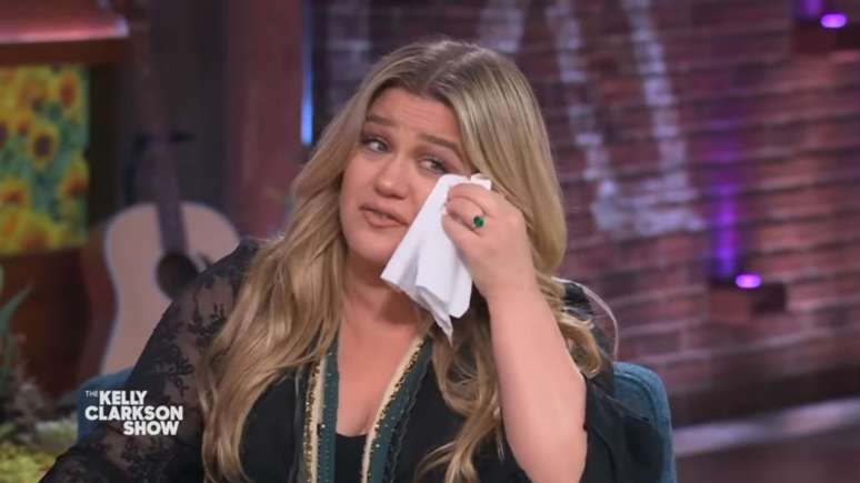 Kelly Clarkson revela que filha sofre bullying na escola e recebe conselho de astro de Hollywood