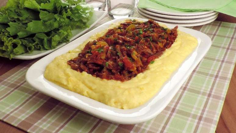 Carne desfiada com pur&ecirc; de mandioquinha