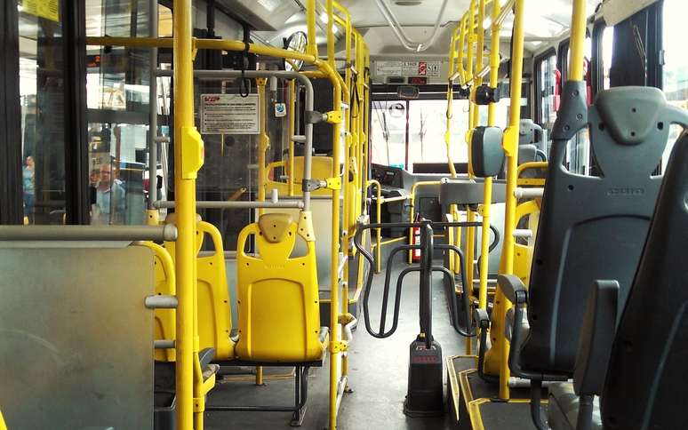 Quando um &ocirc;nibus freia bruscamente, os passageiros s&atilde;o projetados para a frente: por in&eacute;rcia, tendem a se manter no MRU