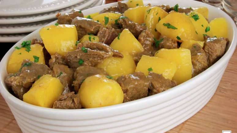 Picadinho de ac&eacute;m com mandioquinha