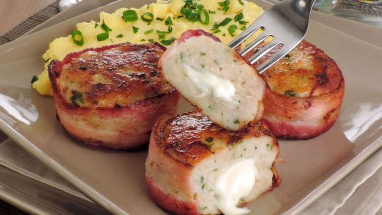 Medalh&atilde;o de frango com pur&ecirc; de mandioquinha