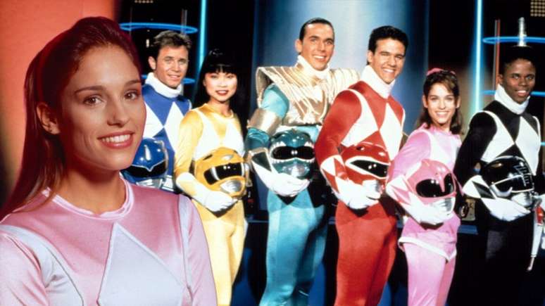 Amy Jo Johnson, a Ranger Rosa, com o elenco original de Power Rangers