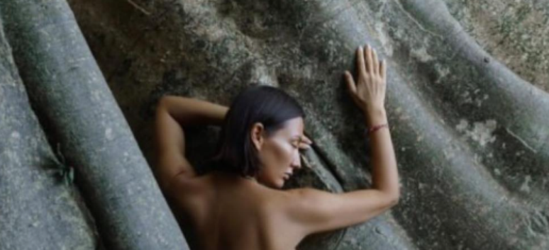 Russian model takes nude photo in sacred place, expelled from Bali