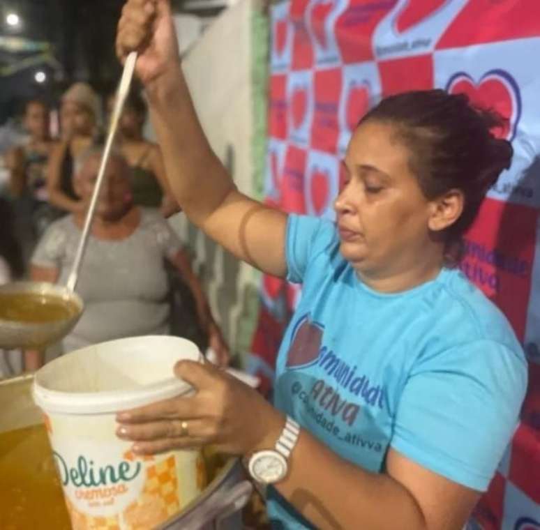 Adriane Suelen, além de presidente do Comunidade Ativa, cozinha e distribui o sopão solidário em Recife