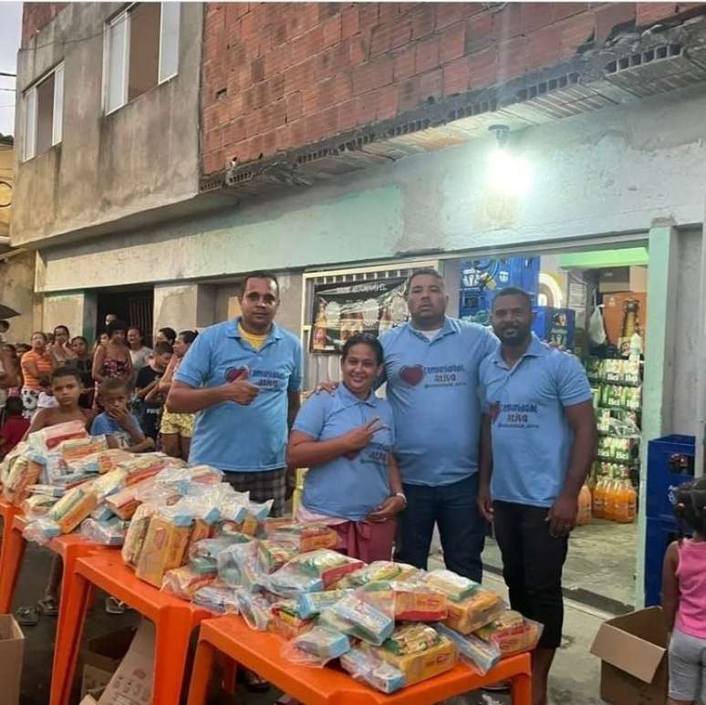 Voluntários do projeto Comunidade Ativa fazem distribuição de comida no Alto Nossa Senhora de Fátima, no Recife