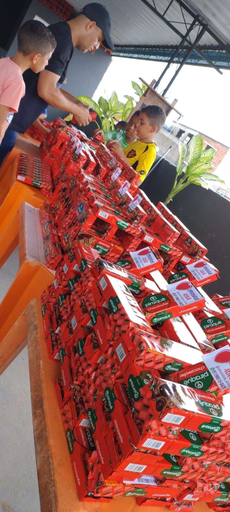 Ação na Páscoa distribuiu 530 caixas de chocolate para criança do Alto Nossa Senhora de Fátima, em Recife