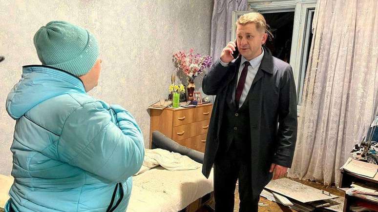 O prefeito de Belgorod, Valentin Demidov, visitou um morador afetado pela explosão