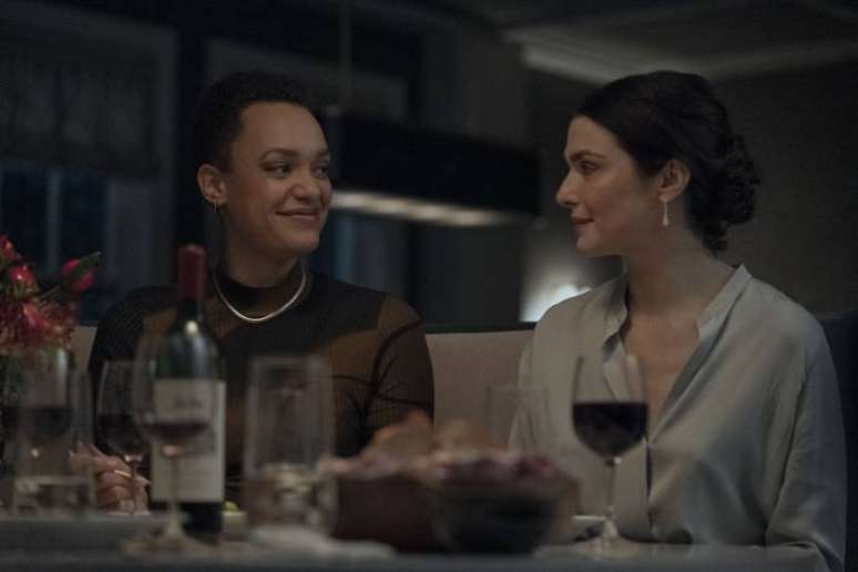 Britne Oldford e Rachel Weisz formam par romântico em 'Dead Ringers'.