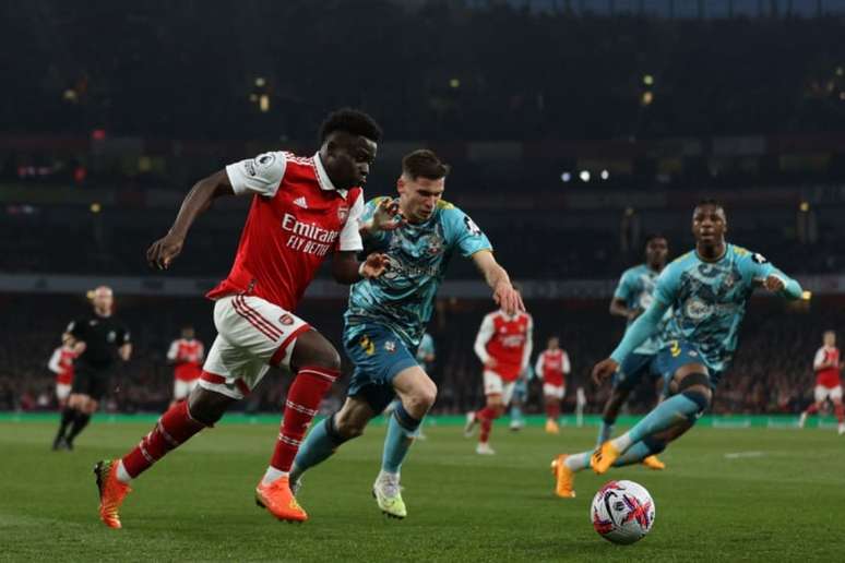 Arsenal e Southampton empataram, pela Premier League (ADRIAN DENNIS / AFP)