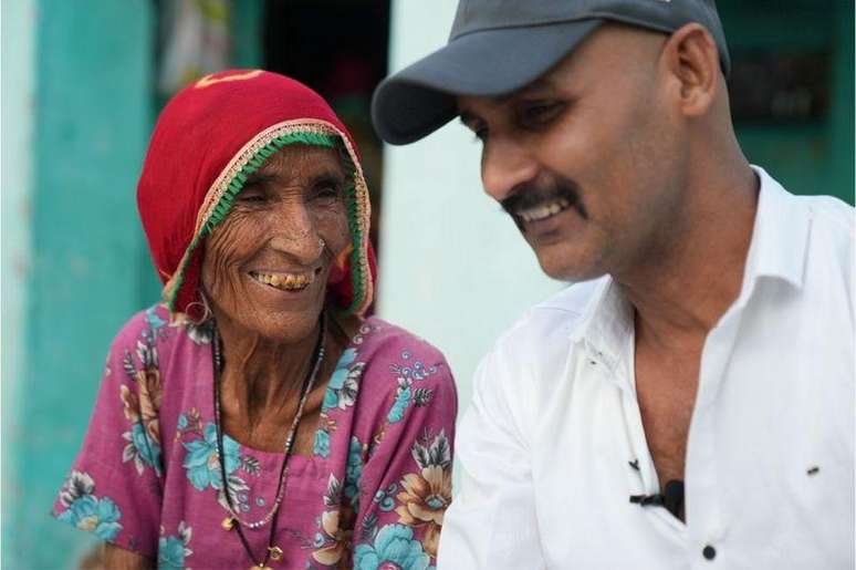 Niranaram e a mãe, Anni Devi, usam um intérprete para se comunicar agora