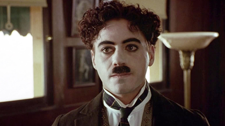 Robert Downey Jr. em cena de Chaplin.