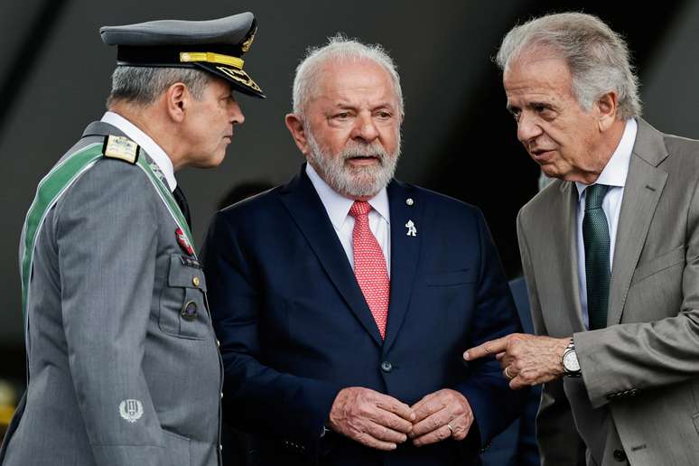 O comandante do Exército, Tomás Paiva, Lula e o Ministro da Defesa, José Múcio
