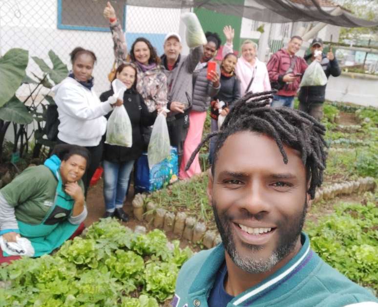 Wagner Ramalho e voluntários fazem brotar comida e consciência ambiental no Jardim Filhos da Terra