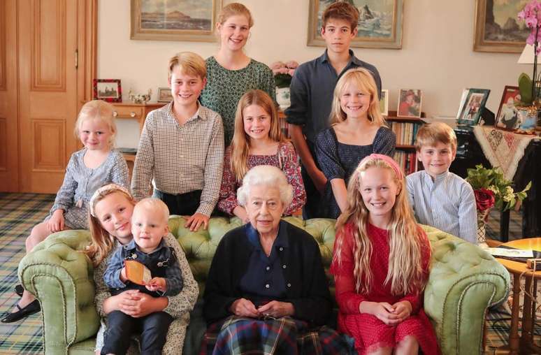 Perfil oficial do Príncipe William e Kate Middleton nas redes sociais publicou uma foto inédita da rainha ao lado dos netos e bisnetos