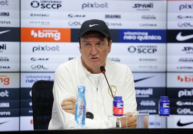 Mesmo com agenda cheia do Corinthians, Cuca descarta time misto contra Goiás