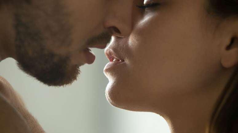 Spice up the relationship: learn step by step to give a tantric kiss
