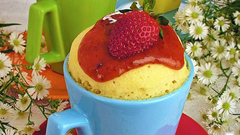 Bolo de caneca com calda de morango