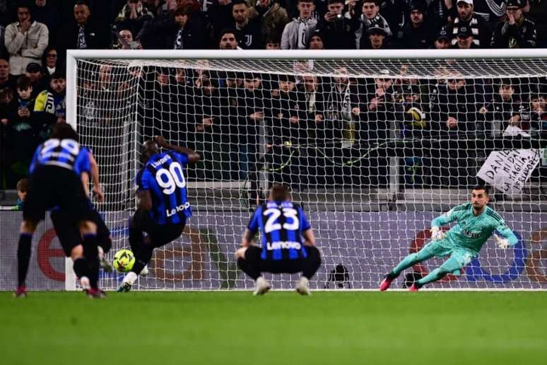 Lukaku cobra pênalti do empate no clássico (Foto: Marco BERTORELLO / AFP)