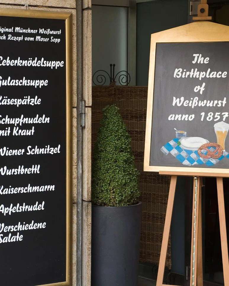 Muitos lugares em toda a Baviera servem o café da manhã com salsicha branca – em alemão, Weißwurstfrühstück
