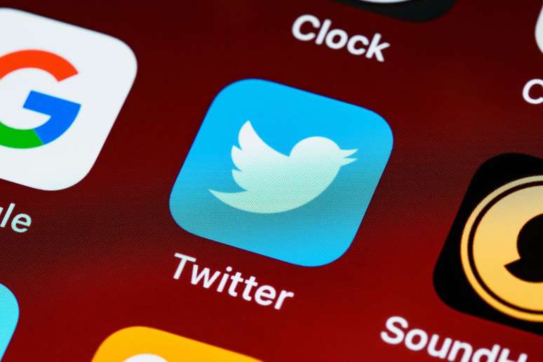 Twitter returns the verified badge to some celebrities even without a signature