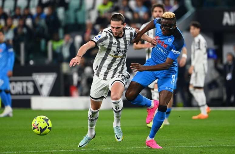 Osimhen e Rabiot dividem bola durante duelo (Isabella BONOTTO / AFP)