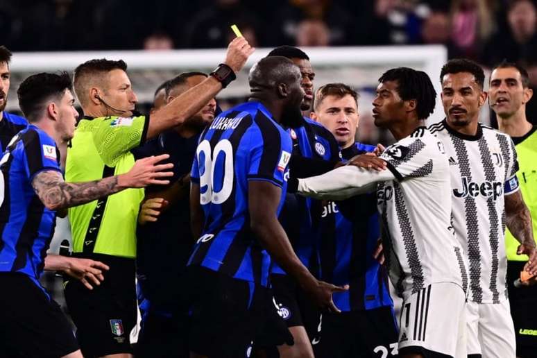 Lukaku e Cuadrado discutem após comemoração (Foto: Marco BERTORELLO / AFP)