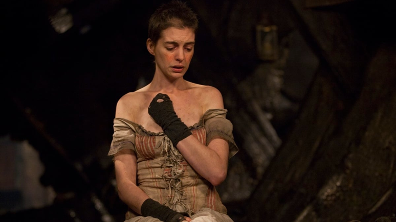 Anne Hathaway como Fantine em cena de Os Miser&aacute;veis.