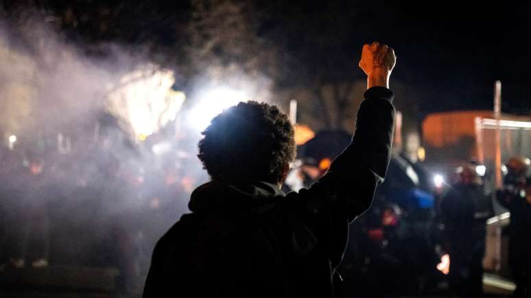 Imagem mostra pessoa negra com o punho erguido em protesto contra o racismo.