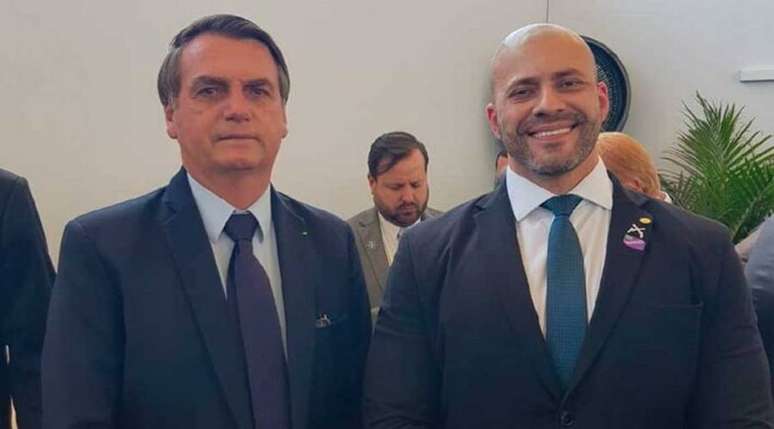 Jair Bolsonaro e Daniel Silveira;perdão a Silveira foi tentativa de Bolsonaro em agradar apoiadores, em momento de recuperação nas pesquisas.