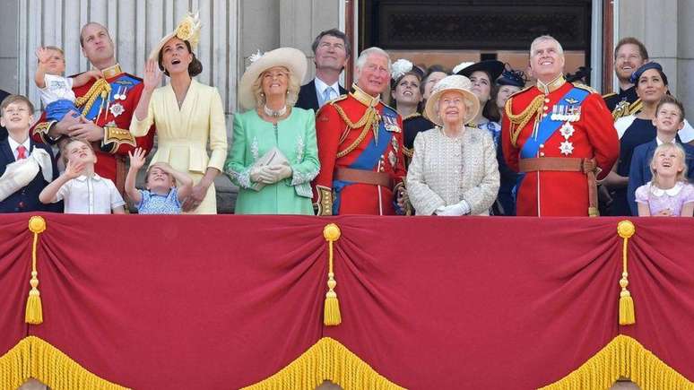 A família real em varanda do Palácio de Buckingham no aniversário da rainha em 2019