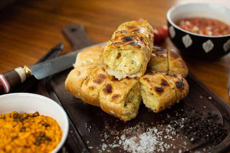 P&atilde;o com queijos para churrasco 