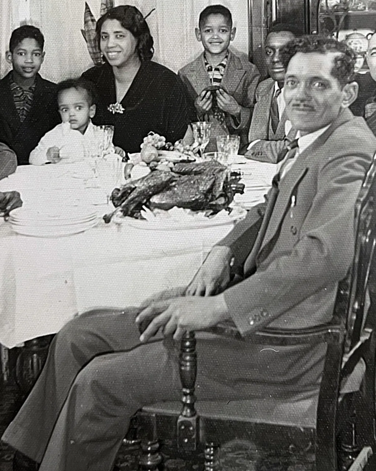 Na sua vida privada, Walter (sentado, &agrave; frente) era um orgulhoso homem negro, mas ele decidiu apresentar uma vers&atilde;o diferente de si pr&oacute;prio em p&uacute;blico