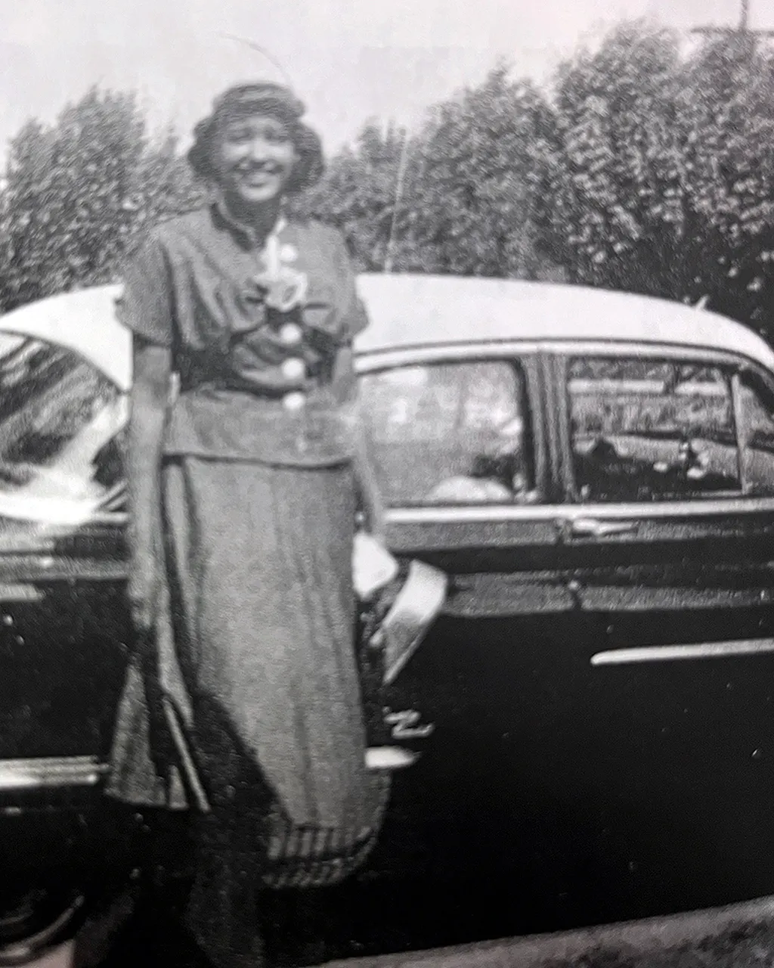 A av&oacute; de Alexandria Gamlin, Recalia Ruth Davis Childress, sabia do segredo do seu pai, mas n&atilde;o o divulgou fora da fam&iacute;lia