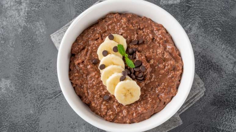 Torne o seu café da manhã em um momento saudável com essa receita de mingau de aveia proteico