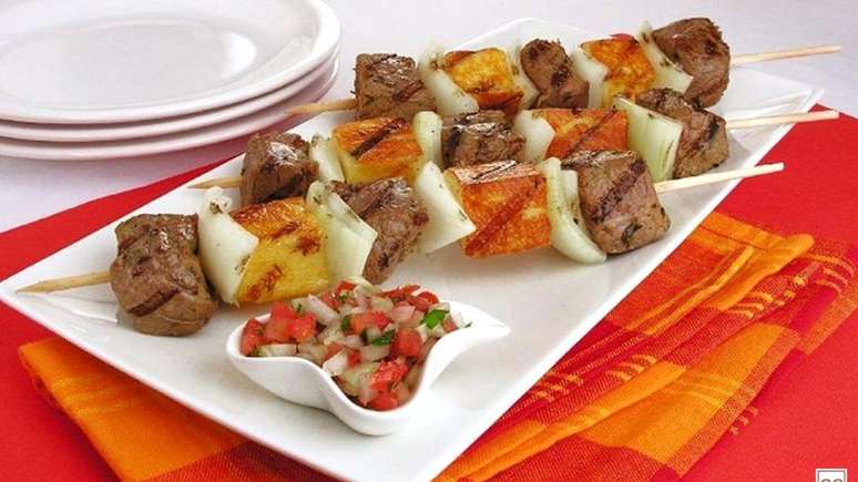 Espetinho de carne com queijo