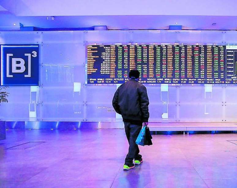 The exchange rate and the dollar begin the week with slight declines