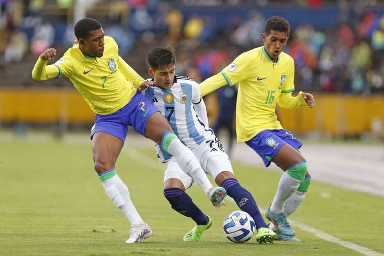 Brasil x Argentina pelo hexagonal final do Sul-Americano Sub-17 no Estádio Olímpico Atahualpa, em Quito