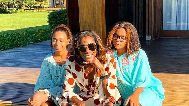 Gloria adotou Maria e Laura em 2009