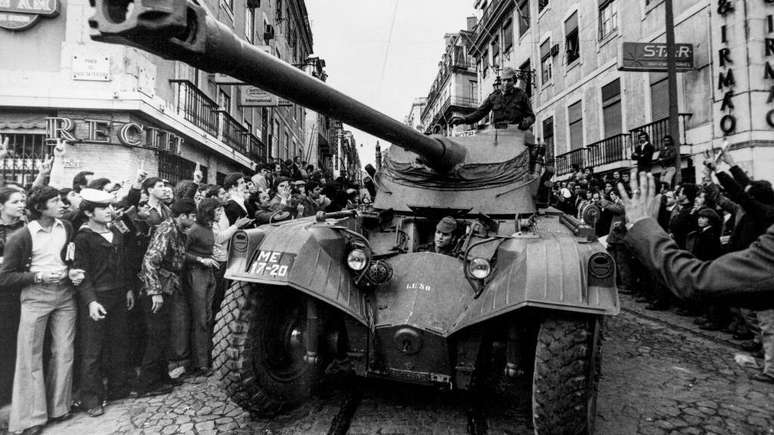 Foto de 1974 mostra multidão saudando militares na Revolução dos Cravos