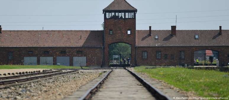 Cenário para fotos de turistas, trilhos na entrada de Auschwitz serviam para levar milhares de vítimas para a morte