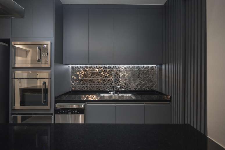 A proposta dessa cozinha se pautou na utiliza&ccedil;&atilde;o de led embutido que adiciona ilumina&ccedil;&atilde;o extra no ambiente. Projeto de PB Arquitetura.