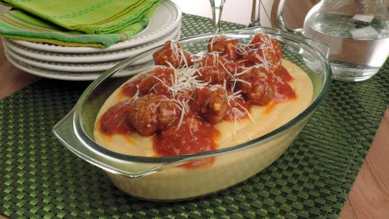 Polenta com alm&ocirc;ndegas ao sugo