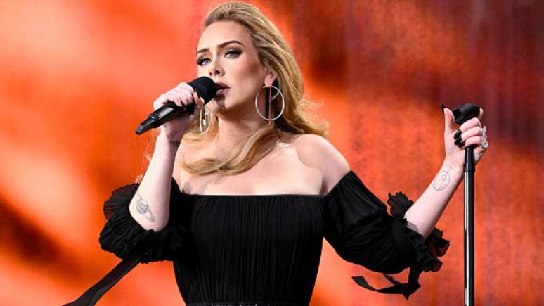 Adele cai no choro ao falar sobre apoio de James Corden durante div&oacute;rcio de Simon Konecki