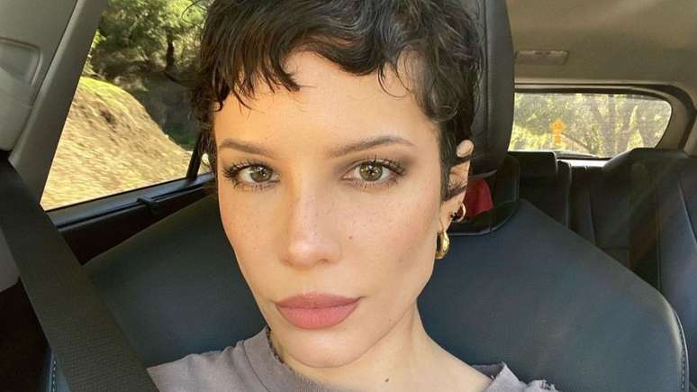 Cantora Halsey afirma que usa leite materno na rotina de skincare; quais os benefícios do líquido?