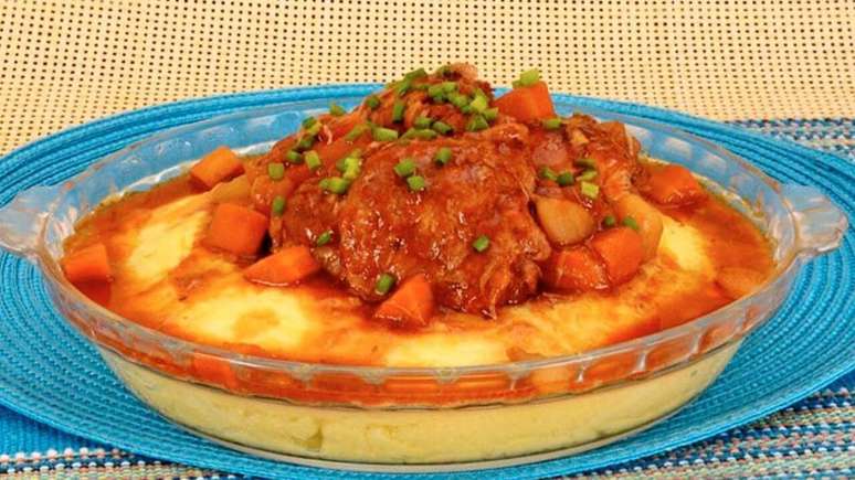 Polenta com frango ao molho