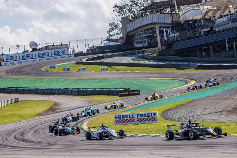 F4 tamb&eacute;m passa a usar pneus Hankook